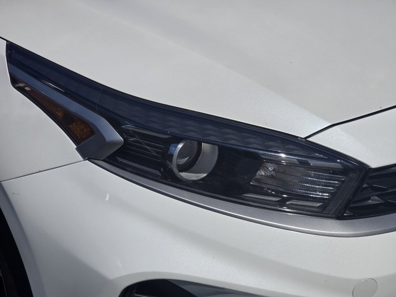 Used 2023 White Kia LXS image 17