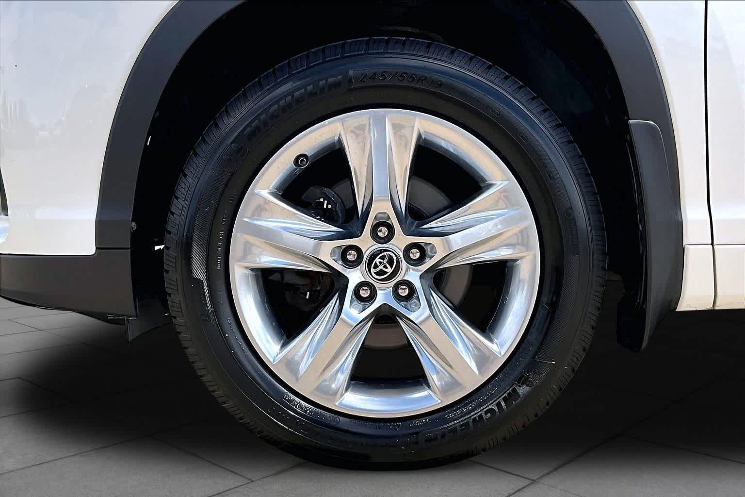 Used 2017 Blizzard Pearl Toyota Limited image 11