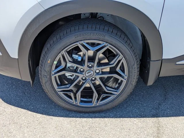 New 2026 Aspen White TriCoat / Super Black Two-tone Nissan SR image 4