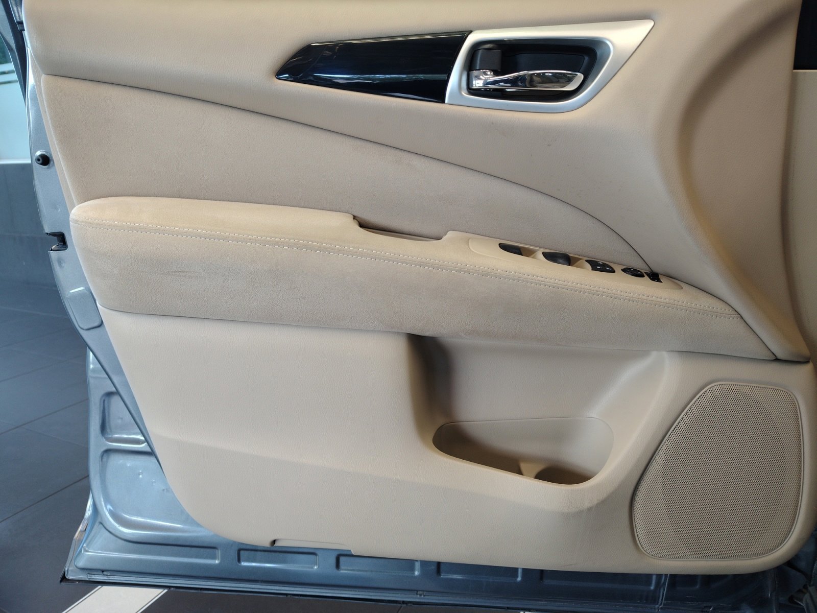Used 2015 Gun Metallic Nissan S image 24