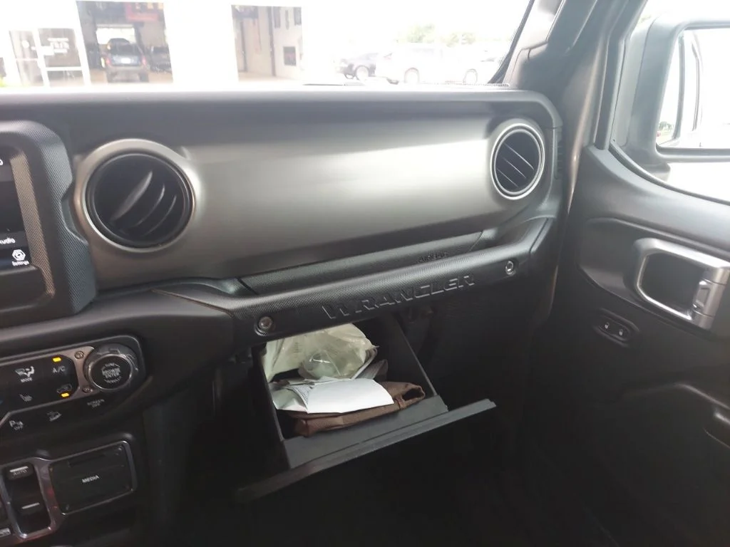Used 2018 Silver Jeep Unlimited Sport S image 30