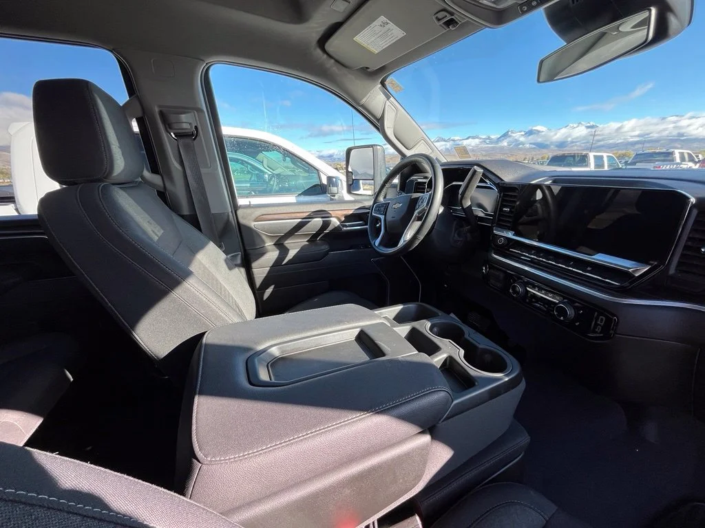 Used 2025 White Chevrolet LT image 21