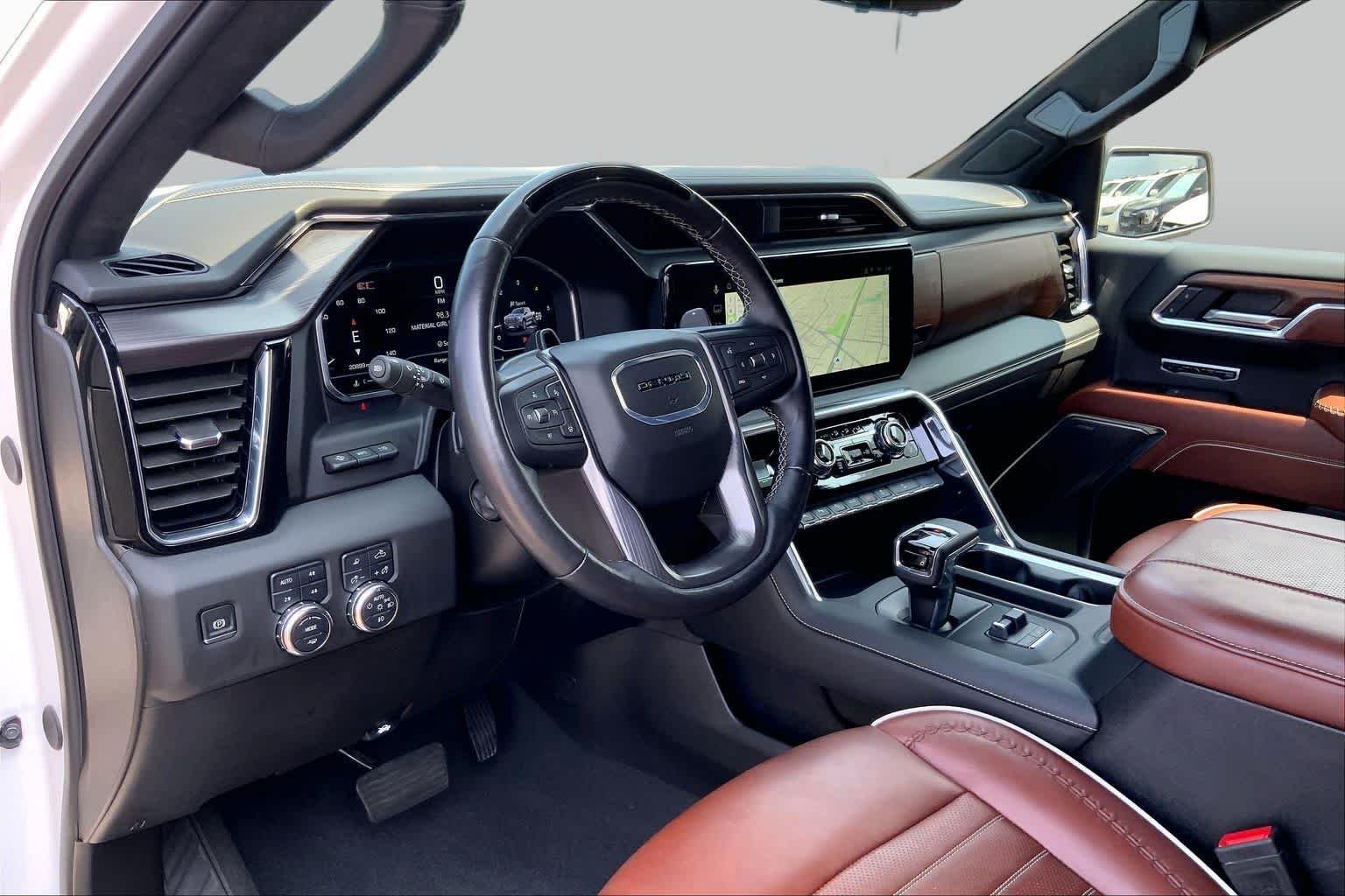 Used 2025 White Frost Tricoat GMC Denali Ultimate image 17
