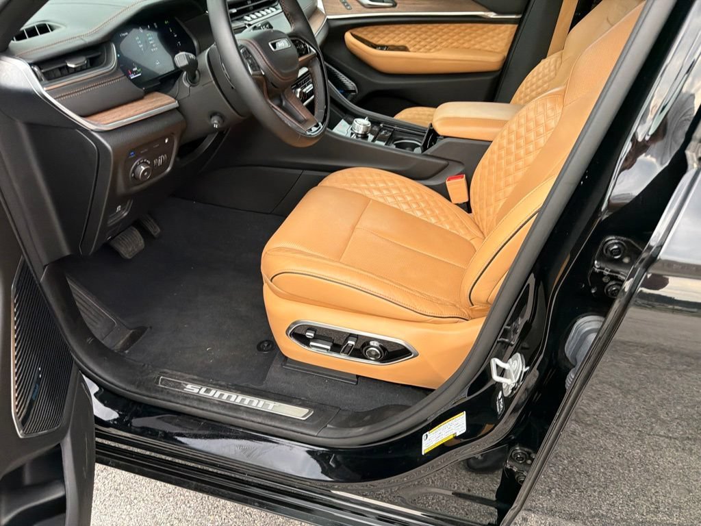 Used 2022 Diamond Black Jeep Summit image 15