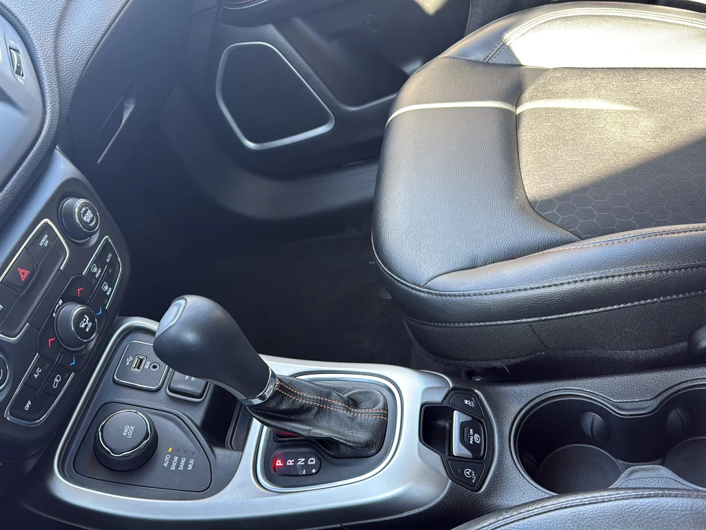 Used 2018 Granite Crystal Metallic Clearcoat Jeep Latitude image 20