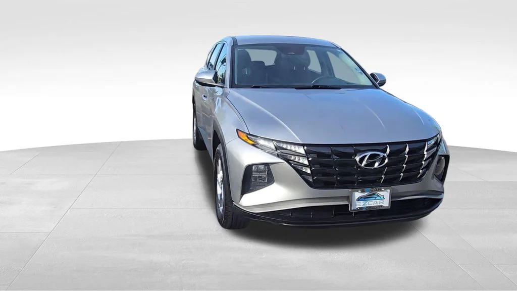 Used 2022 Shimmering Silver Hyundai SE image 3