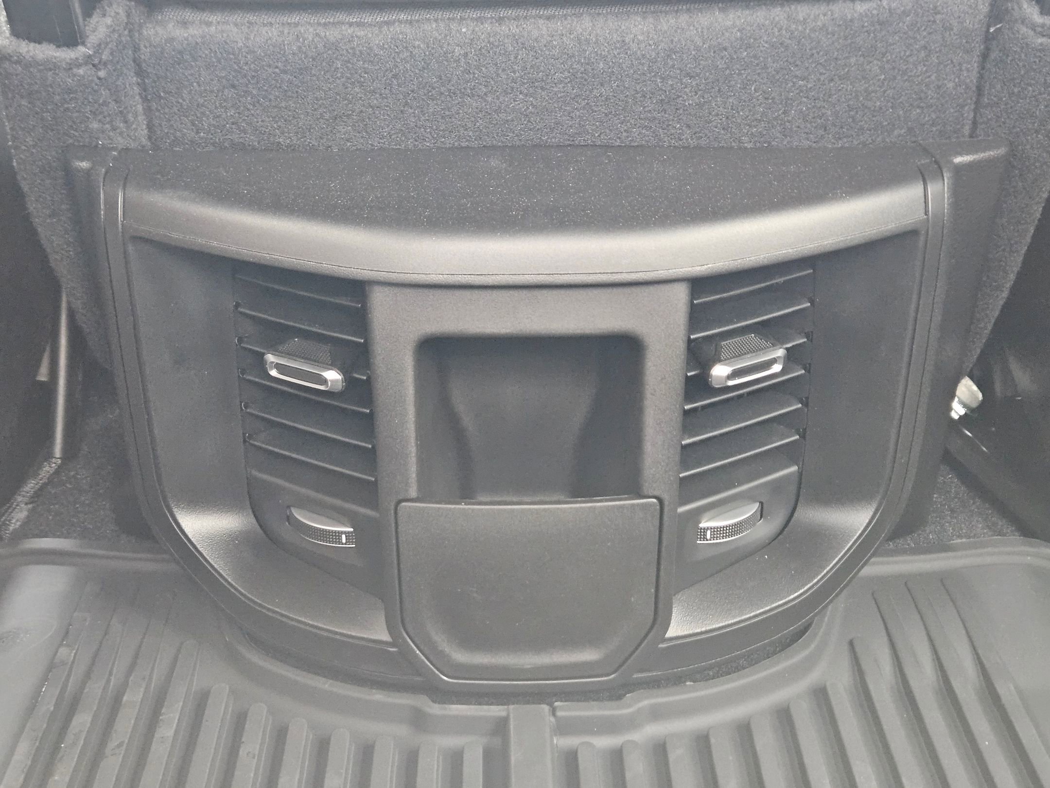New 2026 Diamond Black Crystal Pearl-Coat Exterior Paint RAM Tradesman image 23