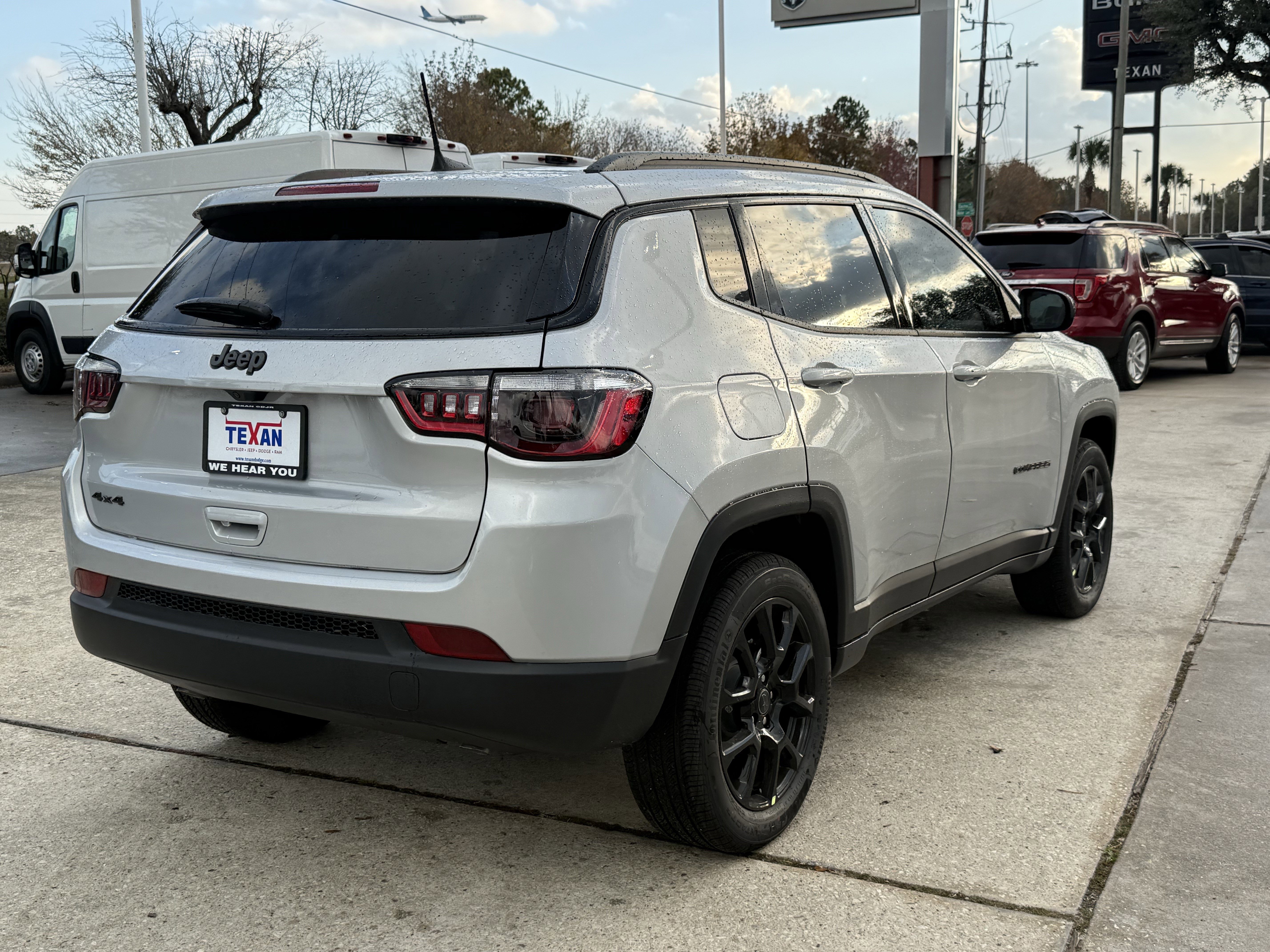 New 2026 Silver Zynith Metallic Clearcoat Jeep Latitude Altitude image 4