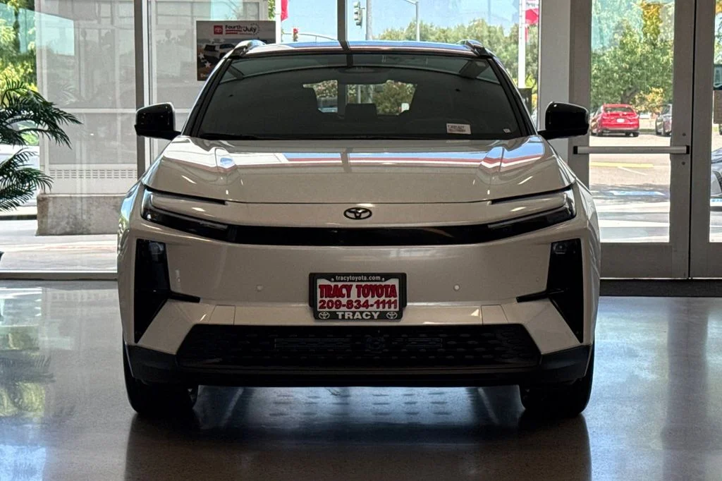 New 2026 Wind Chill Pearl with Midnight Black Metallic roof <sup>1</sup> Toyota  XSE image 8