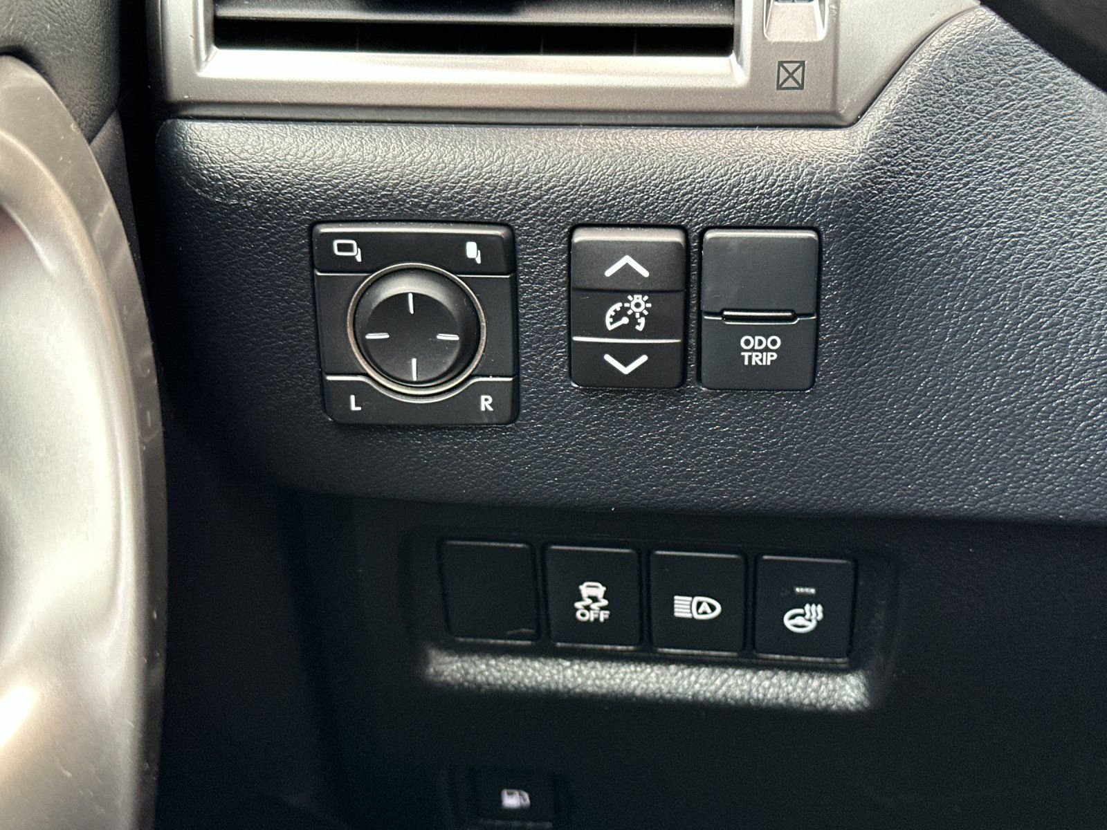Used 2022 Silver Lexus 460 image 31