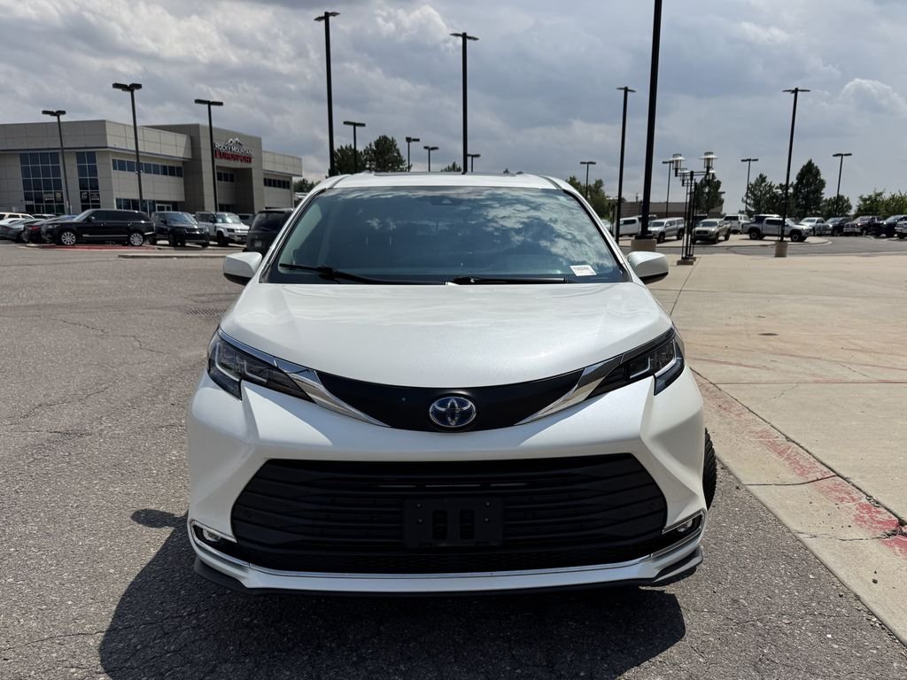 Used 2021 White Toyota XLE image 3