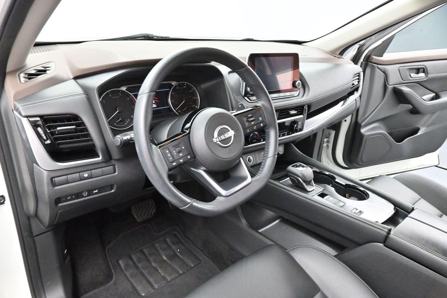 Used 2023 Pearl White Tricoat/Super Black Nissan SL image 17