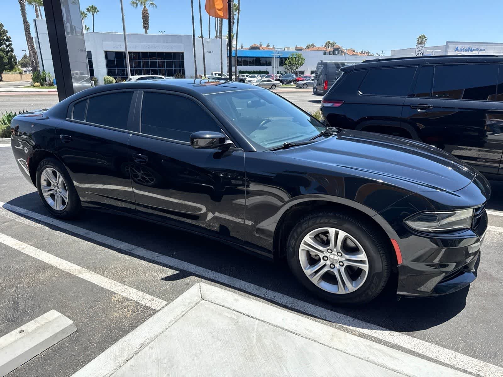 Used 2022 Pitch Black Clearcoat Dodge SXT image 18