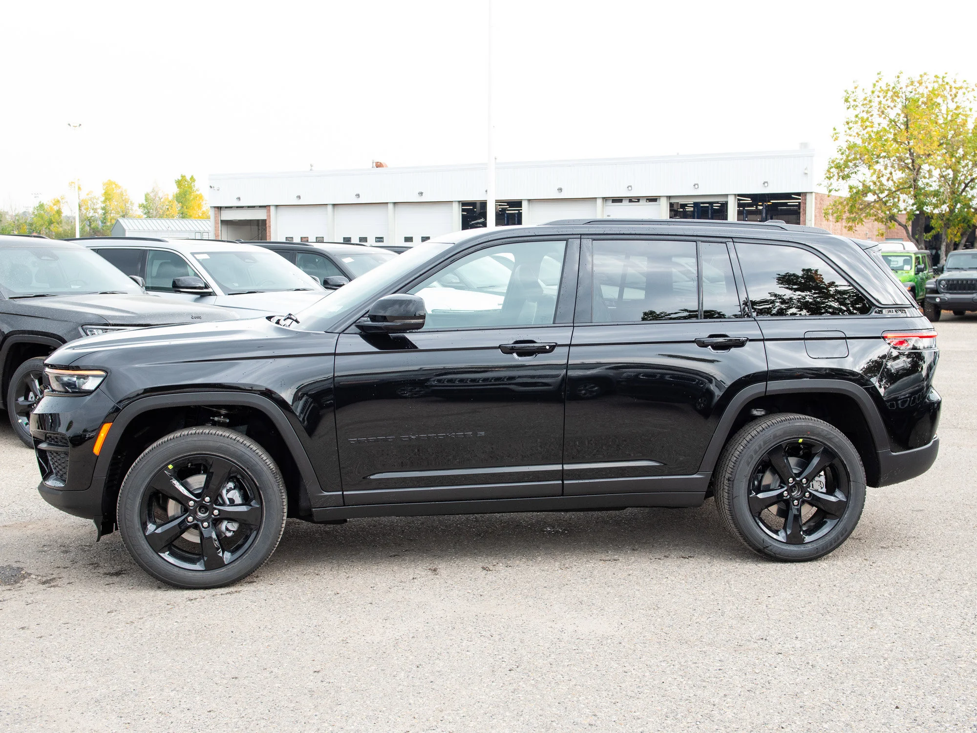 New 2025 Black Jeep Altitude* 4x4, Sunroof, Heated Leather, Remote Start, Wireless Charging Pad image 2