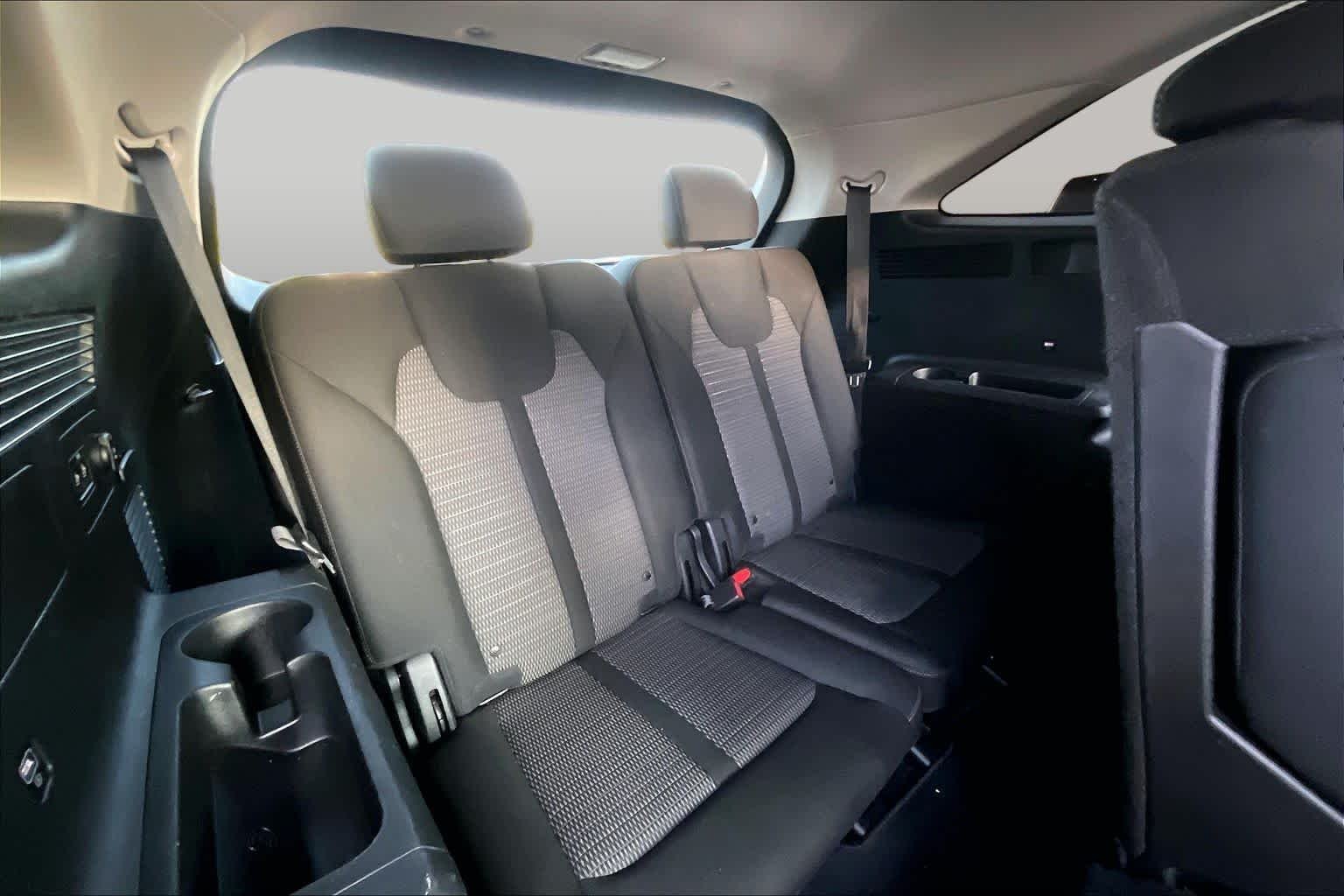 Used 2022 Sparkling Silver Kia LX image 35