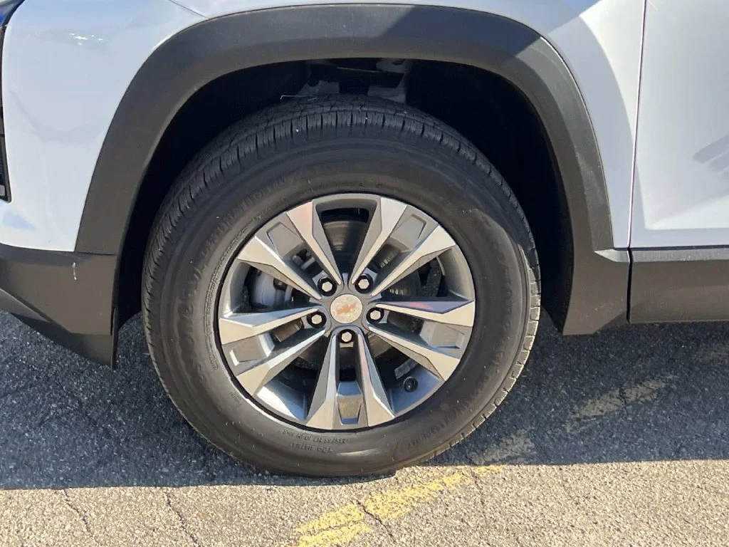 2027 Chevrolet Equinox LT - Photo 8