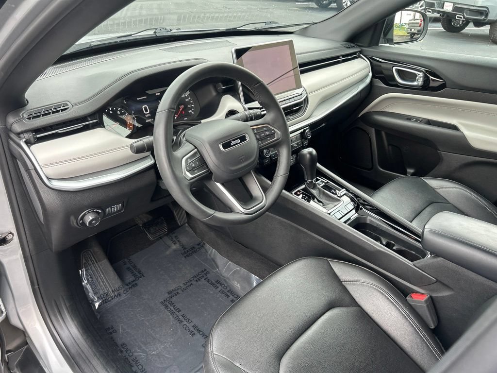 Used 2025 Silver Jeep Limited 4x4 image 20