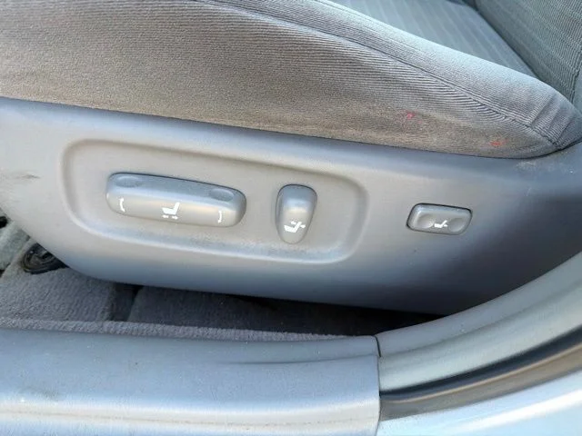 Used 2006 Silver Toyota LE image 11