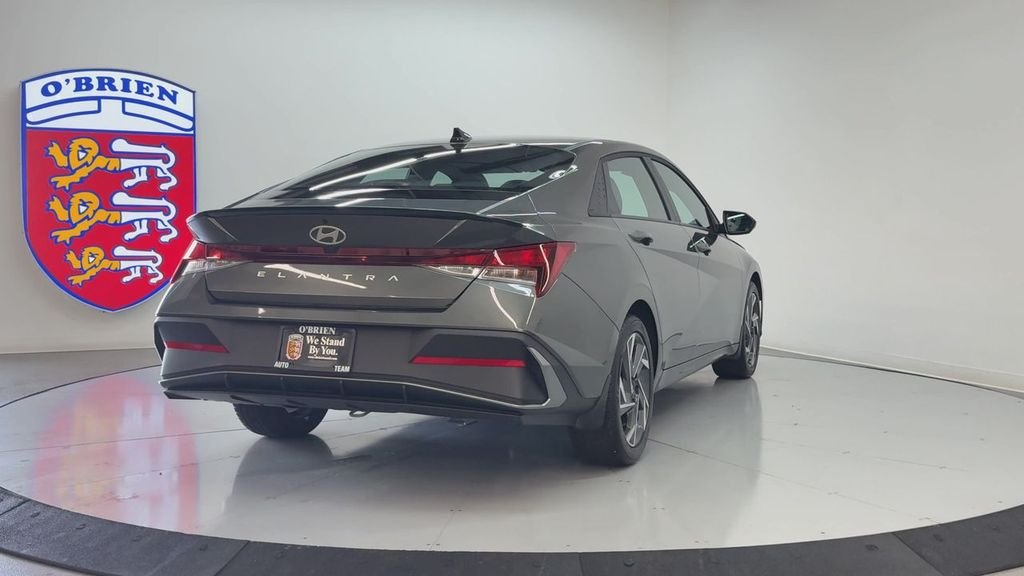 Used 2025 Gray Hyundai SEL Sport image 5