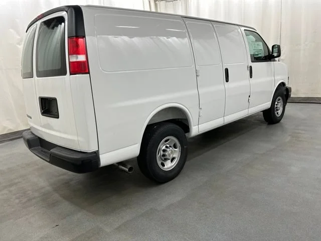 New 2026 Summit White Chevrolet WT image 4