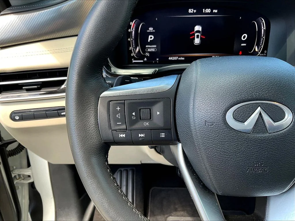 Used 2023 White INFINITI LUXE image 13