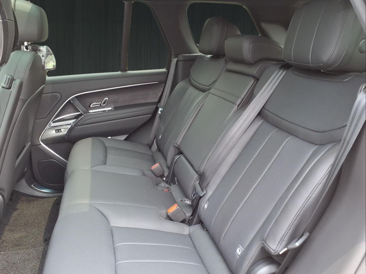 New 2026 Fuji White LAND ROVER SE image 4