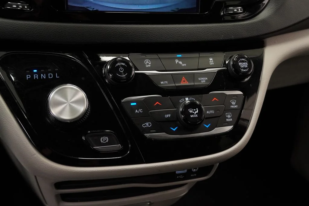 Used 2019 Silver Chrysler Touring Plus image 36