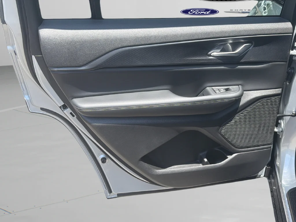 New 2026 Silver Zynith Exterior Paint Jeep Laredo X image 21