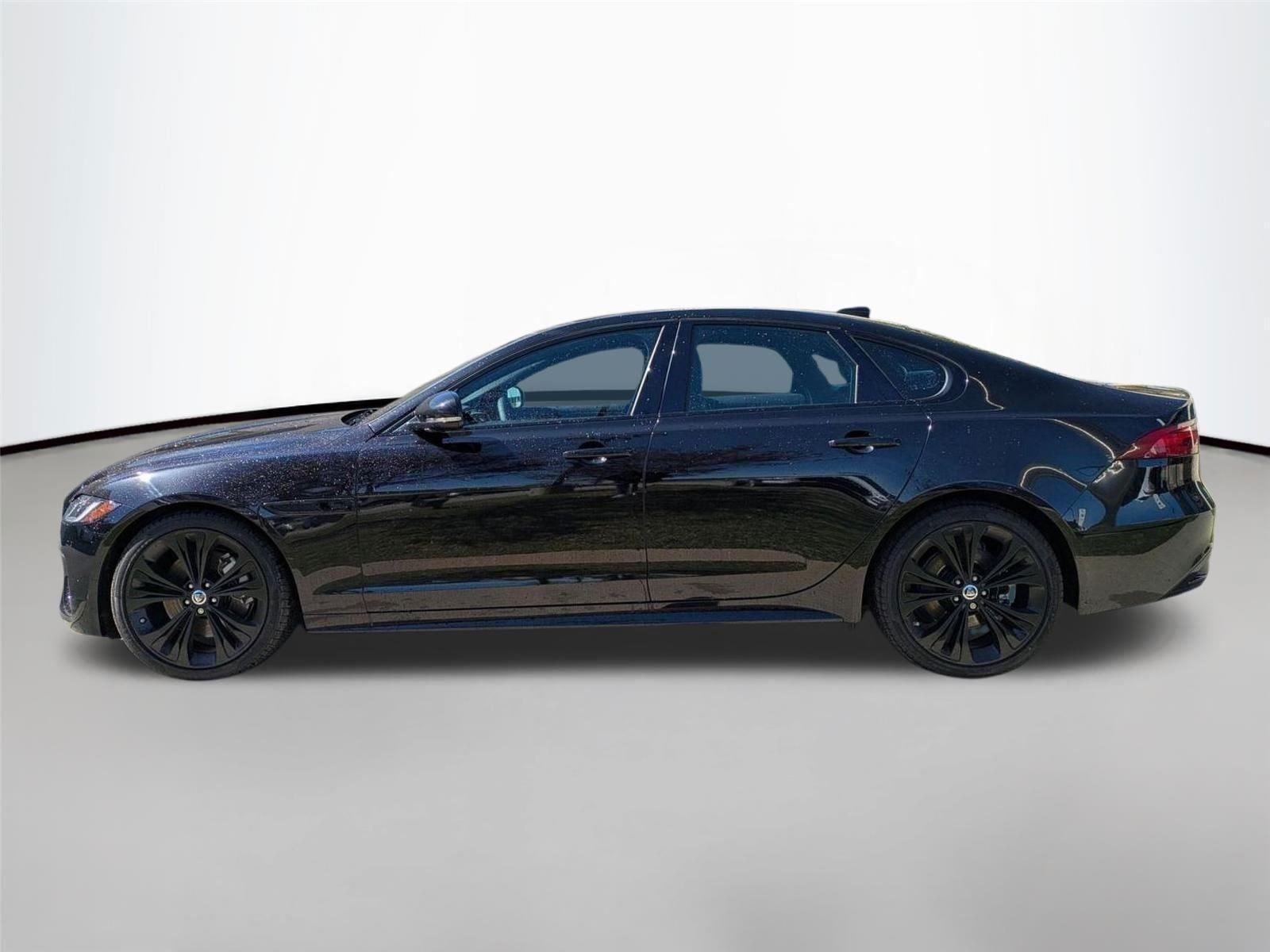 Used 2024 Santorini Black Metallic Jaguar R-Dynamic SE image 5
