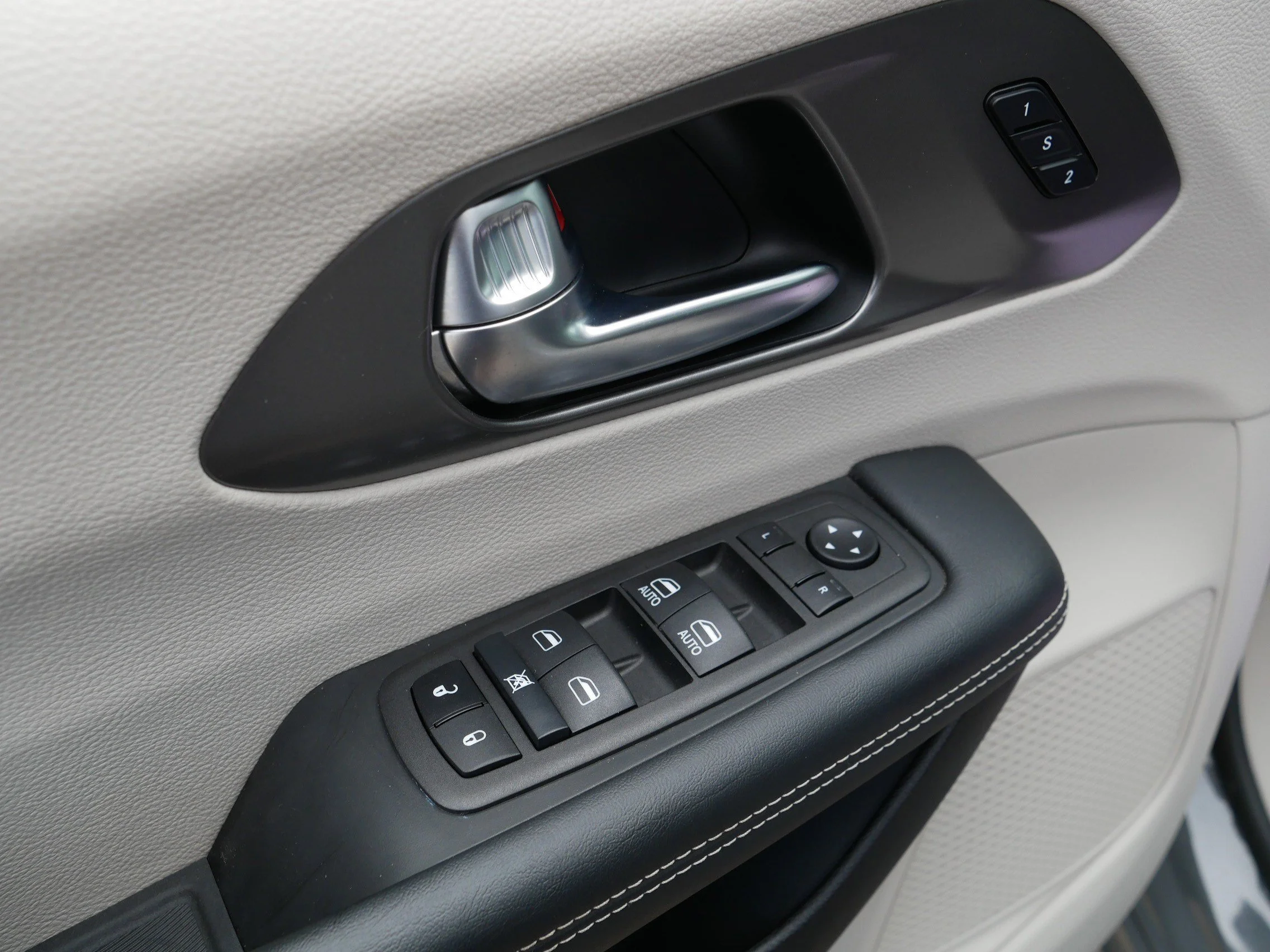 Used 2023 Ceramic Gray Clearcoat Chrysler Touring L image 19