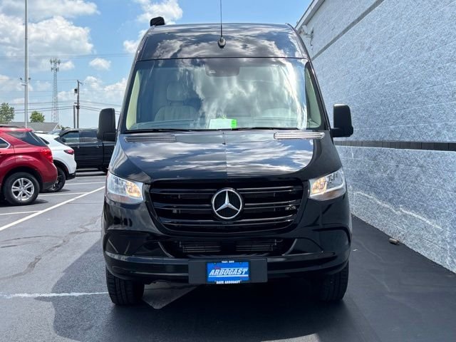 Used 2021 Black Mercedes-Benz Discovery Cross Country image 7