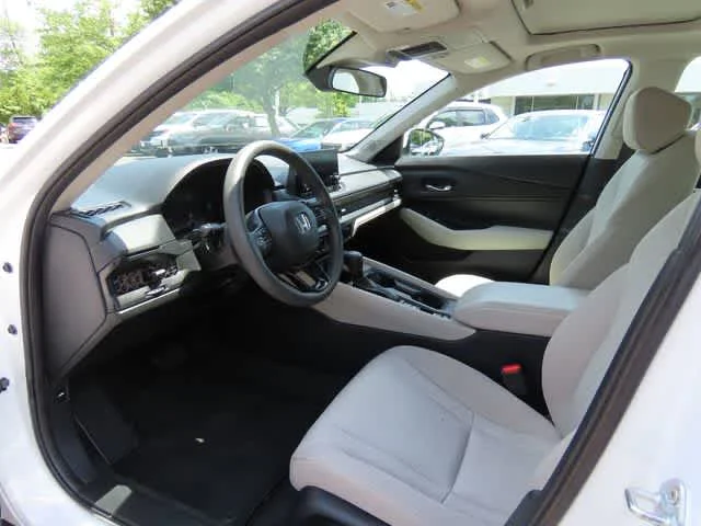 Certified Used 2023 Platinum White Pearl Honda  image 2