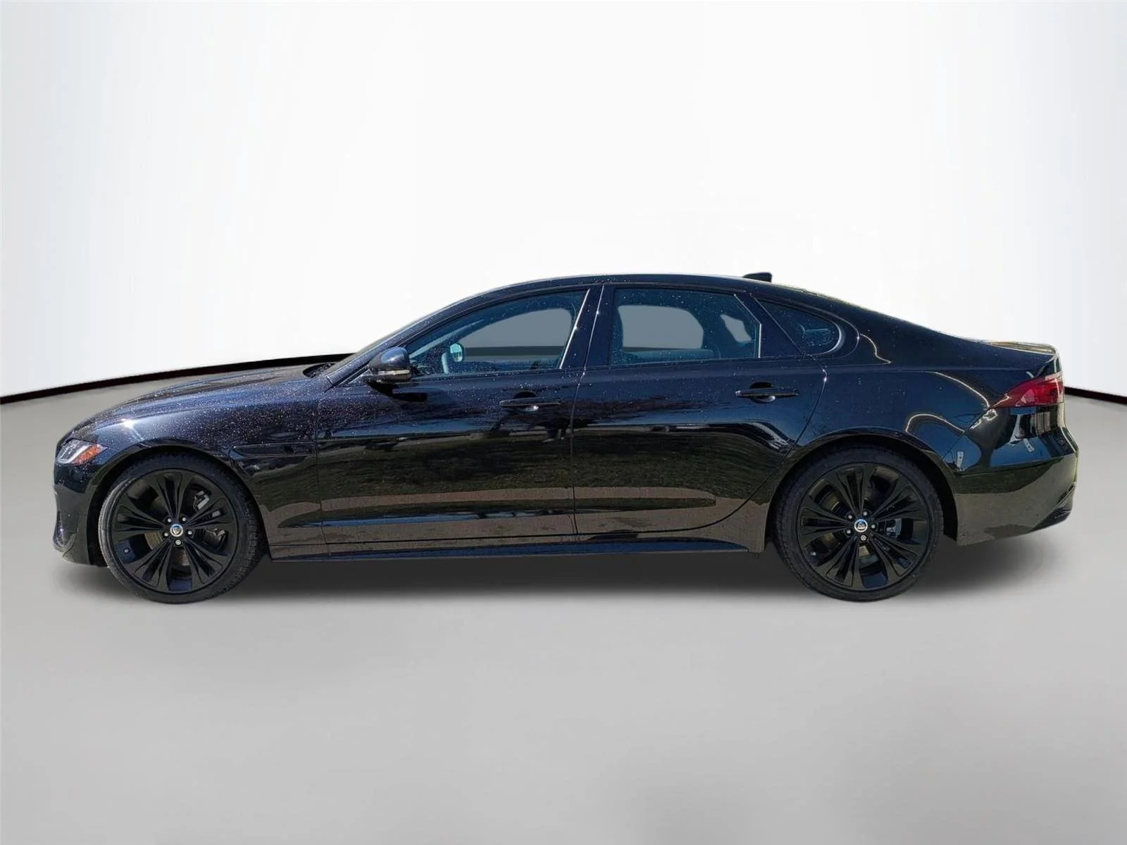 Used 2024 Santorini Black Metallic Jaguar R-Dynamic SE image 5