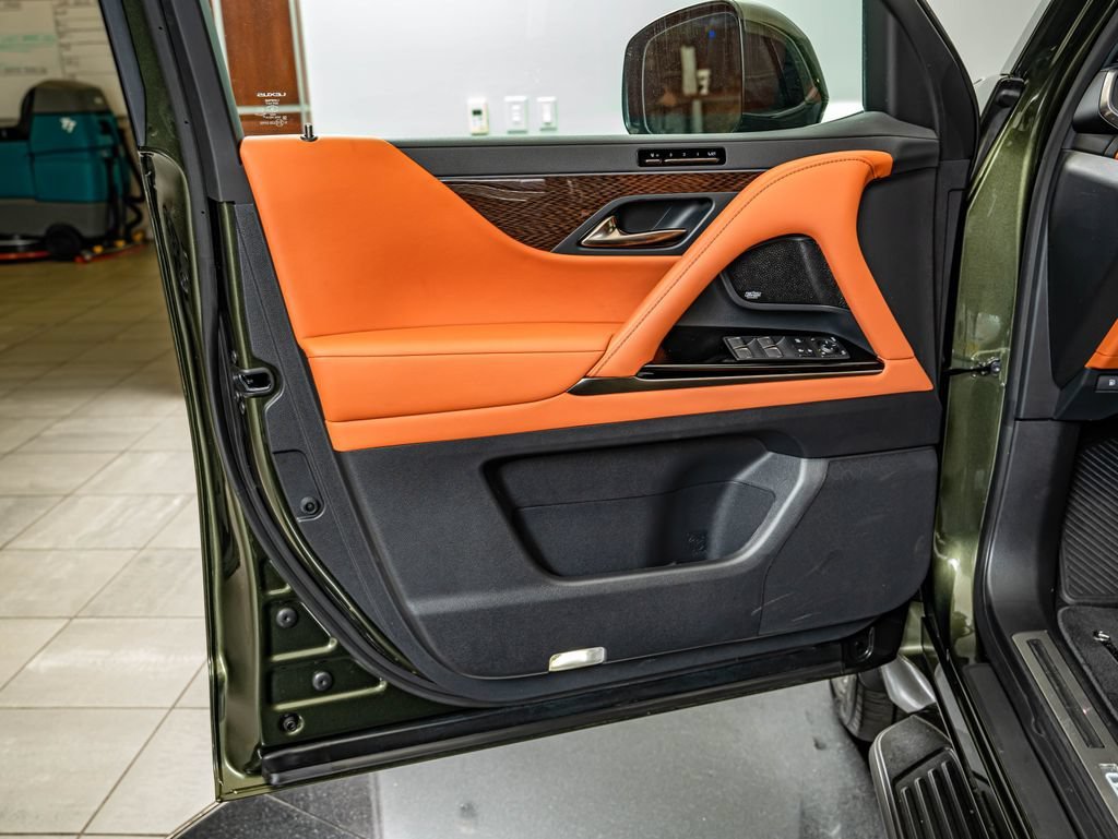 New 2025 Nori Green Pearl Lexus 700h Ultra Luxury image 19