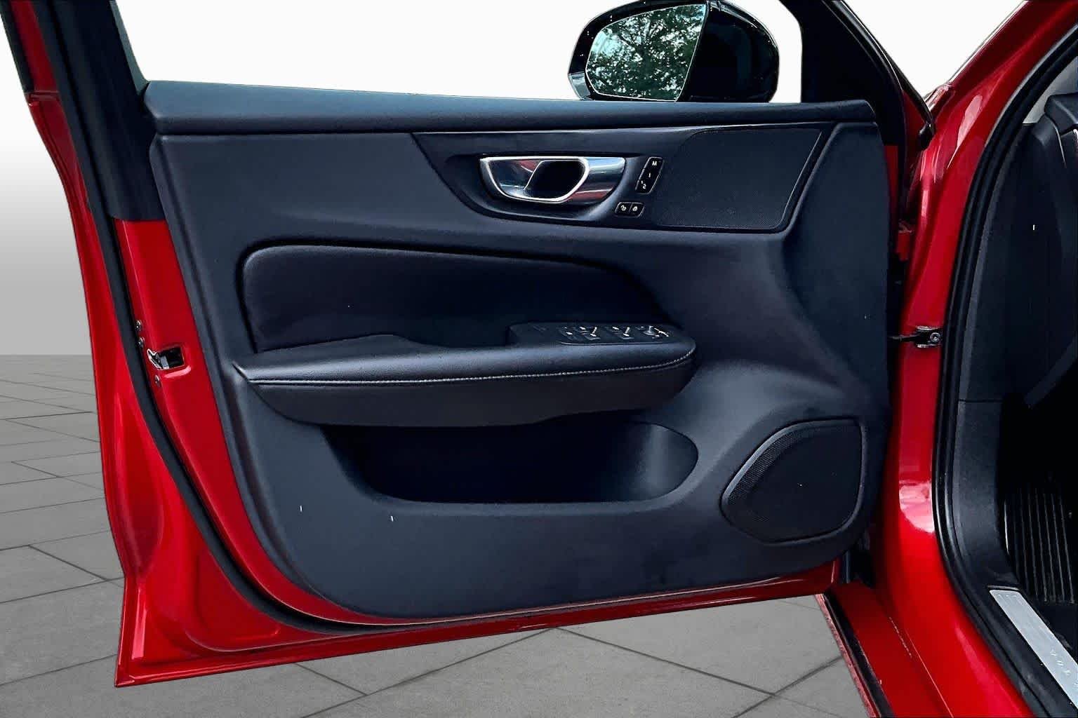 Used 2023  Volvo Core Dark Theme image 26