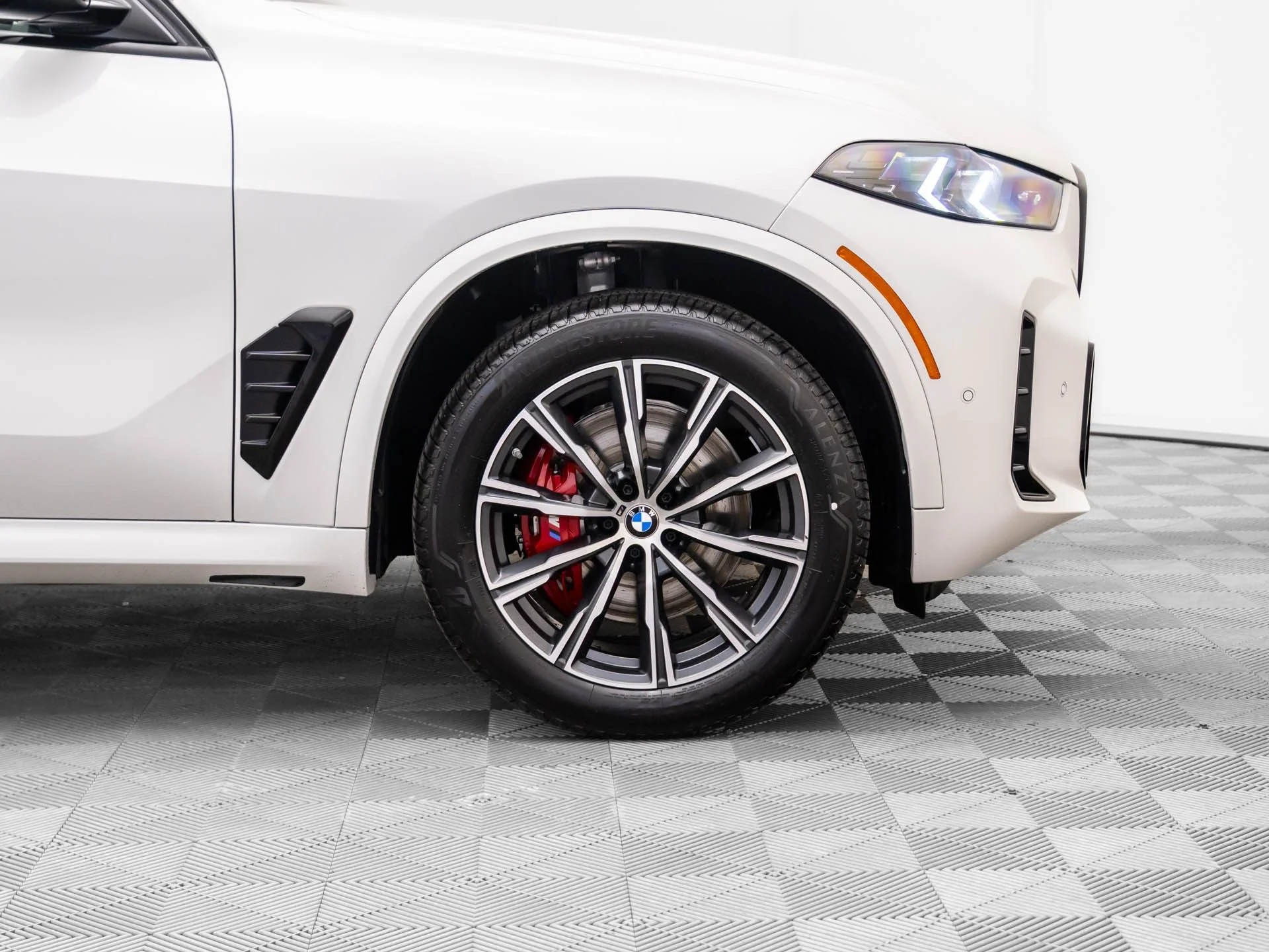 New 2026 White BMW xDrive40i image 33