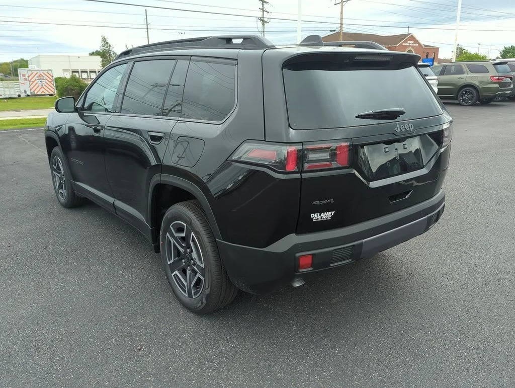 New 2026 Diamond Black Crystal Pearl-Coat Exterior Paint Jeep Limited image 6