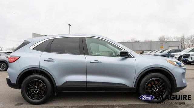 Used 2022 Blue Ford SE image 5