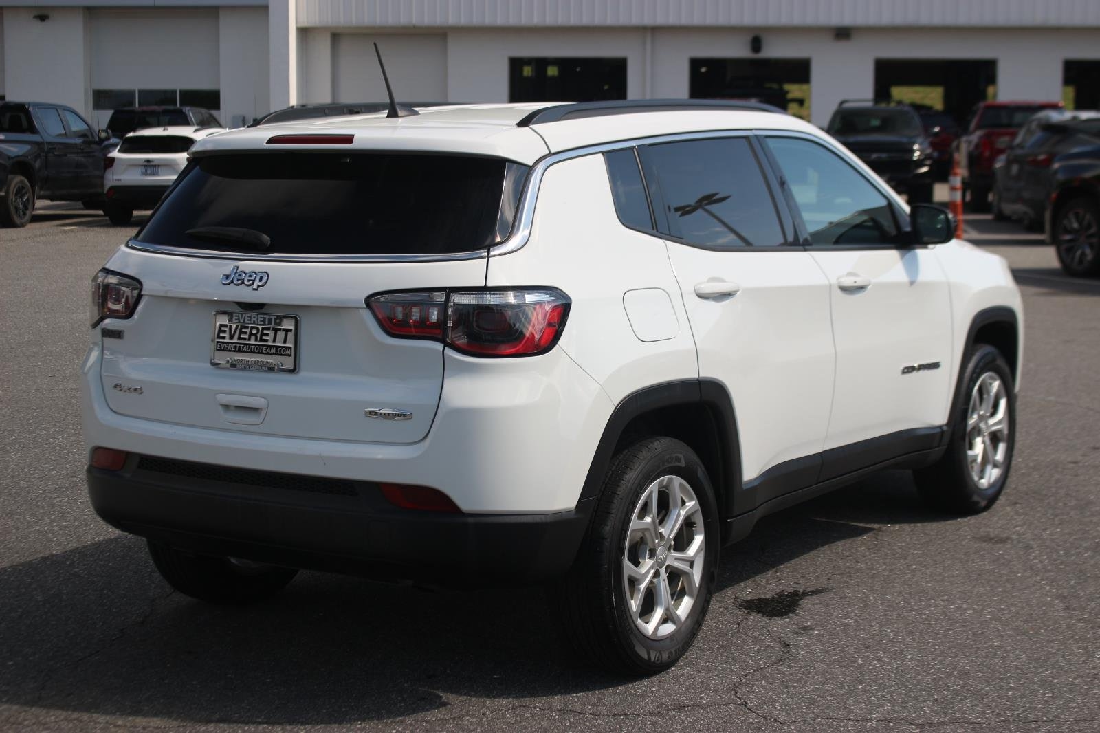 Used 2024 White Jeep Latitude image 7