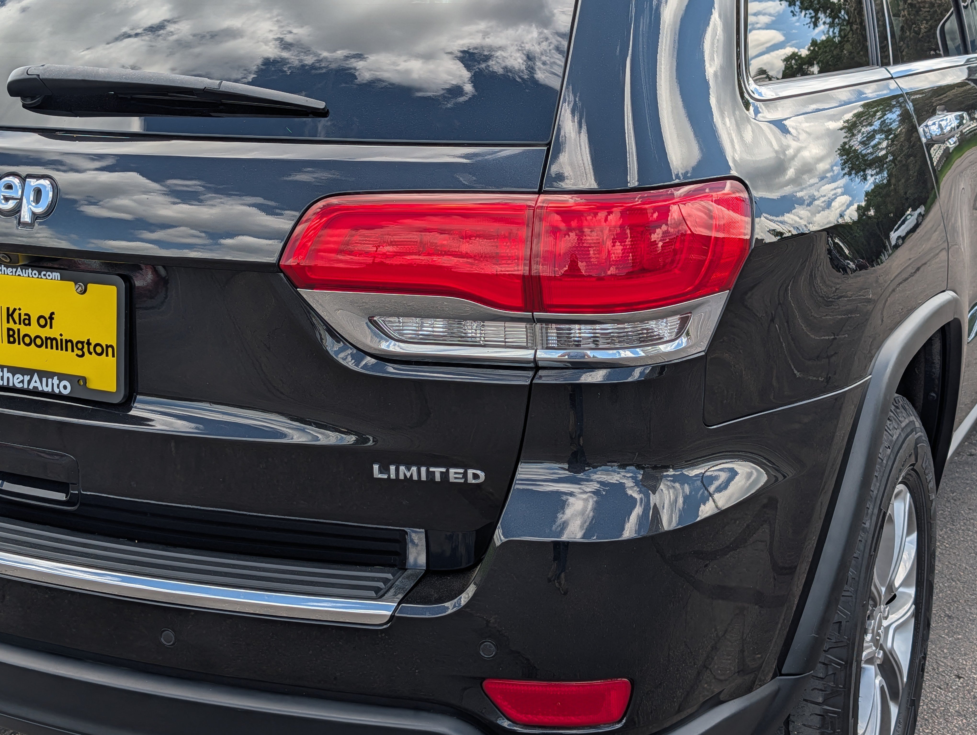 Used 2015 Brilliant Black Crystal Pearlcoat Jeep Limited image 17