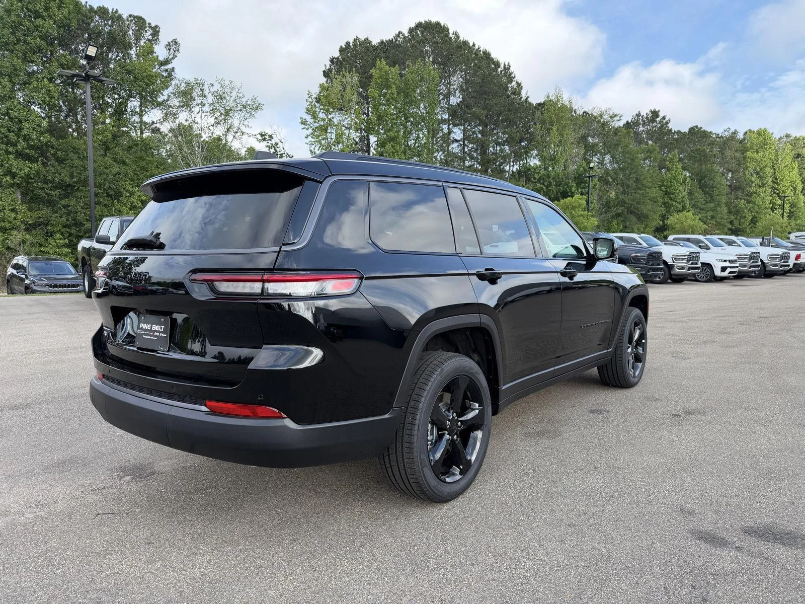New 2026 Diamond Black Crystal Pearl-Coat Exterior Paint Jeep Limited image 6