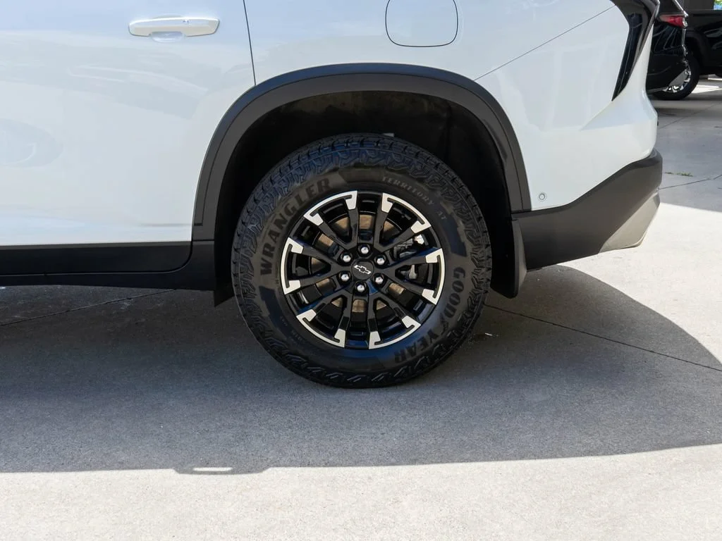 Used 2026 Polar White Tricoat Chevrolet Z71 image 33