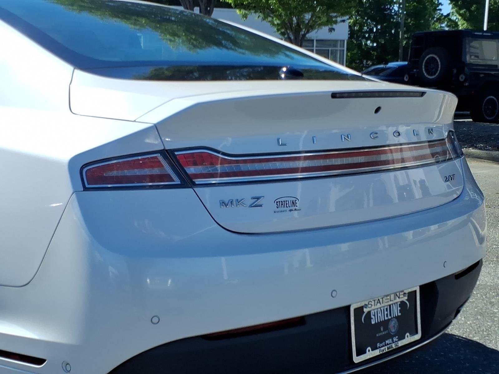 Used 2020 White Platinum Metallic Tri-Coat Lincoln Reserve image 17