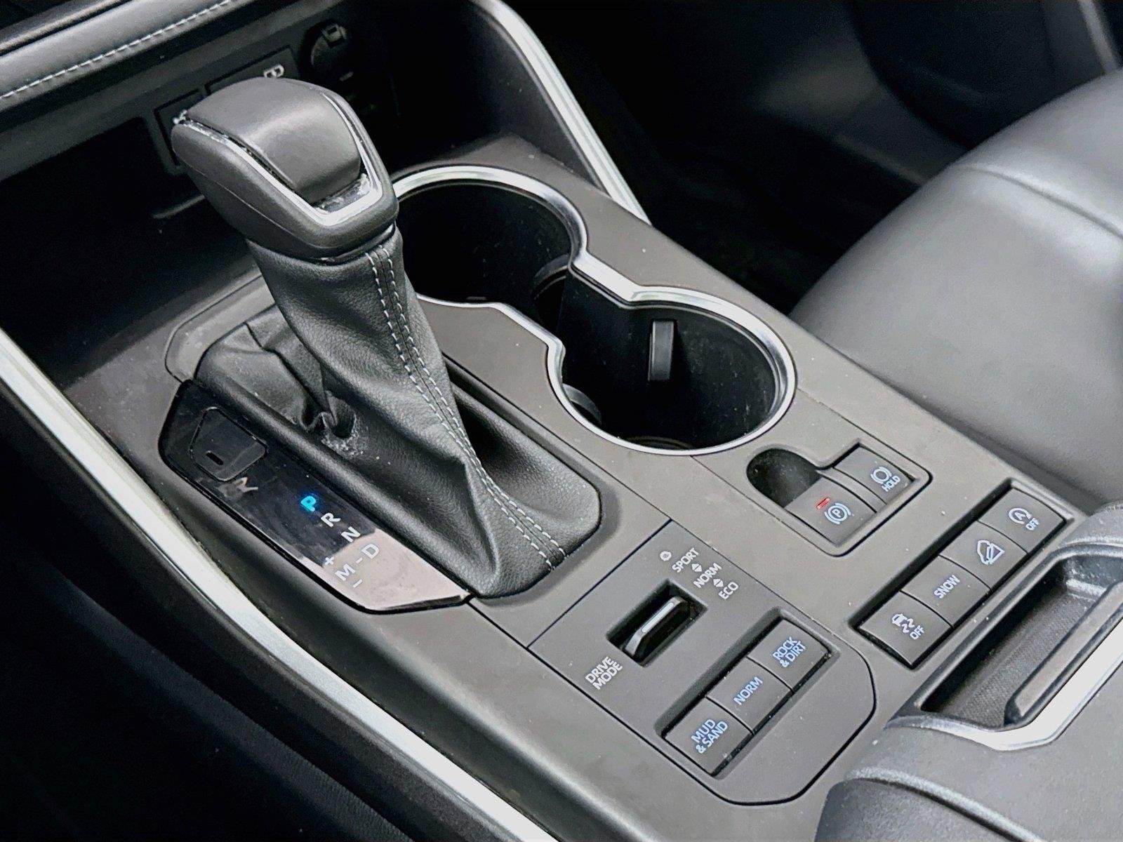 Used 2022 Midnight Black Metallic Toyota XLE image 27