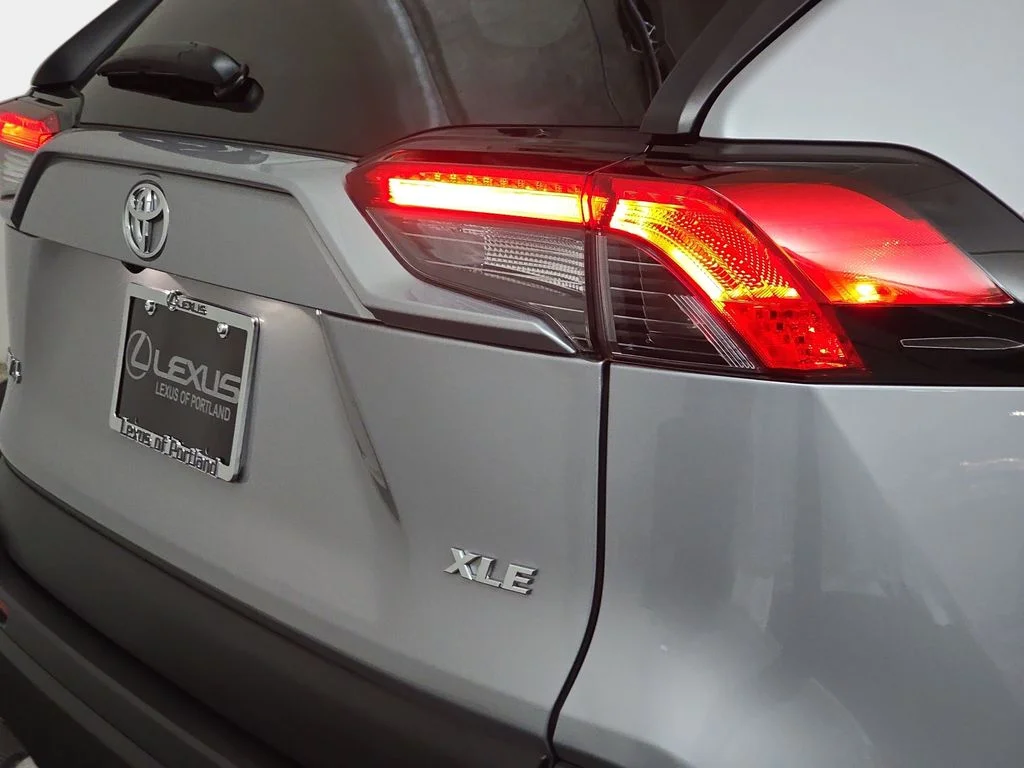 Used 2019 Silver Toyota XLE Premium image 35
