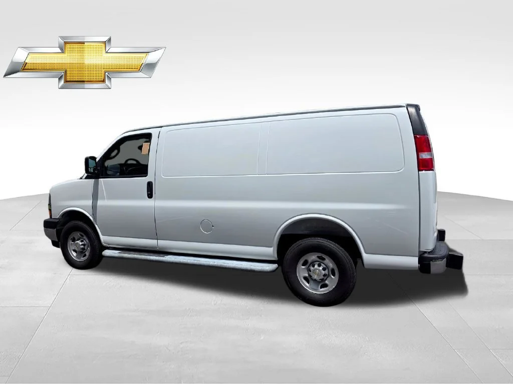 Used 2025 Summit White Chevrolet WT image 4