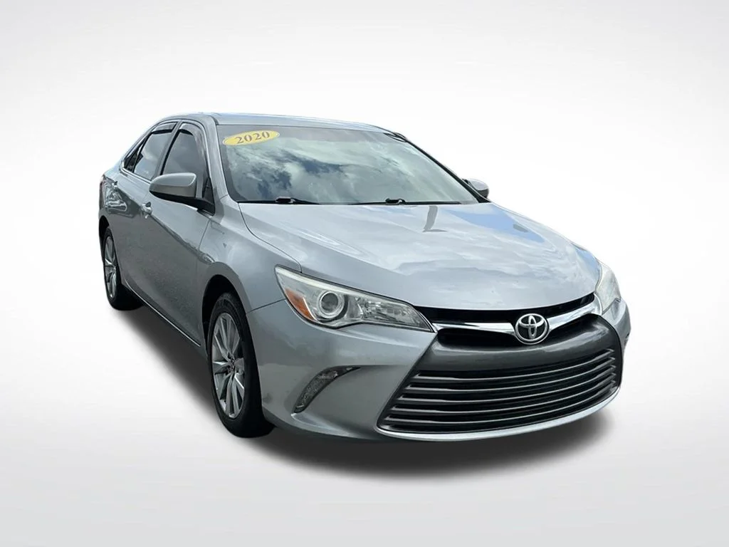 Used 2017 Silver Toyota XLE image 18