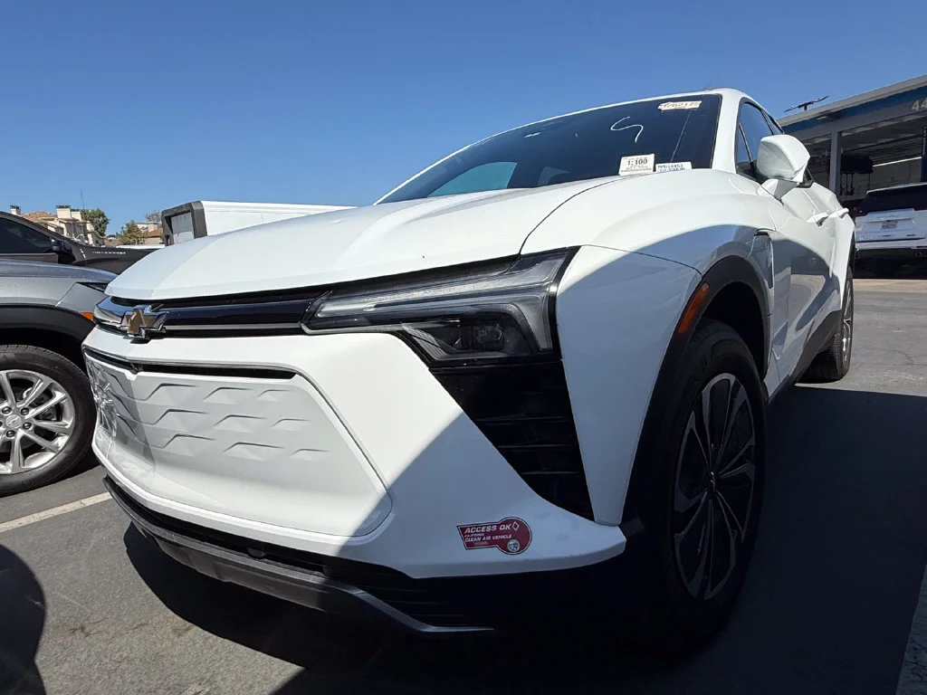 Used 2024 Summit White Chevrolet LT image 12