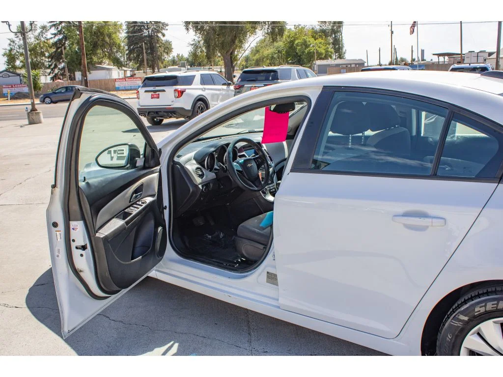 Used 2015 Summit White Chevrolet LS image 24