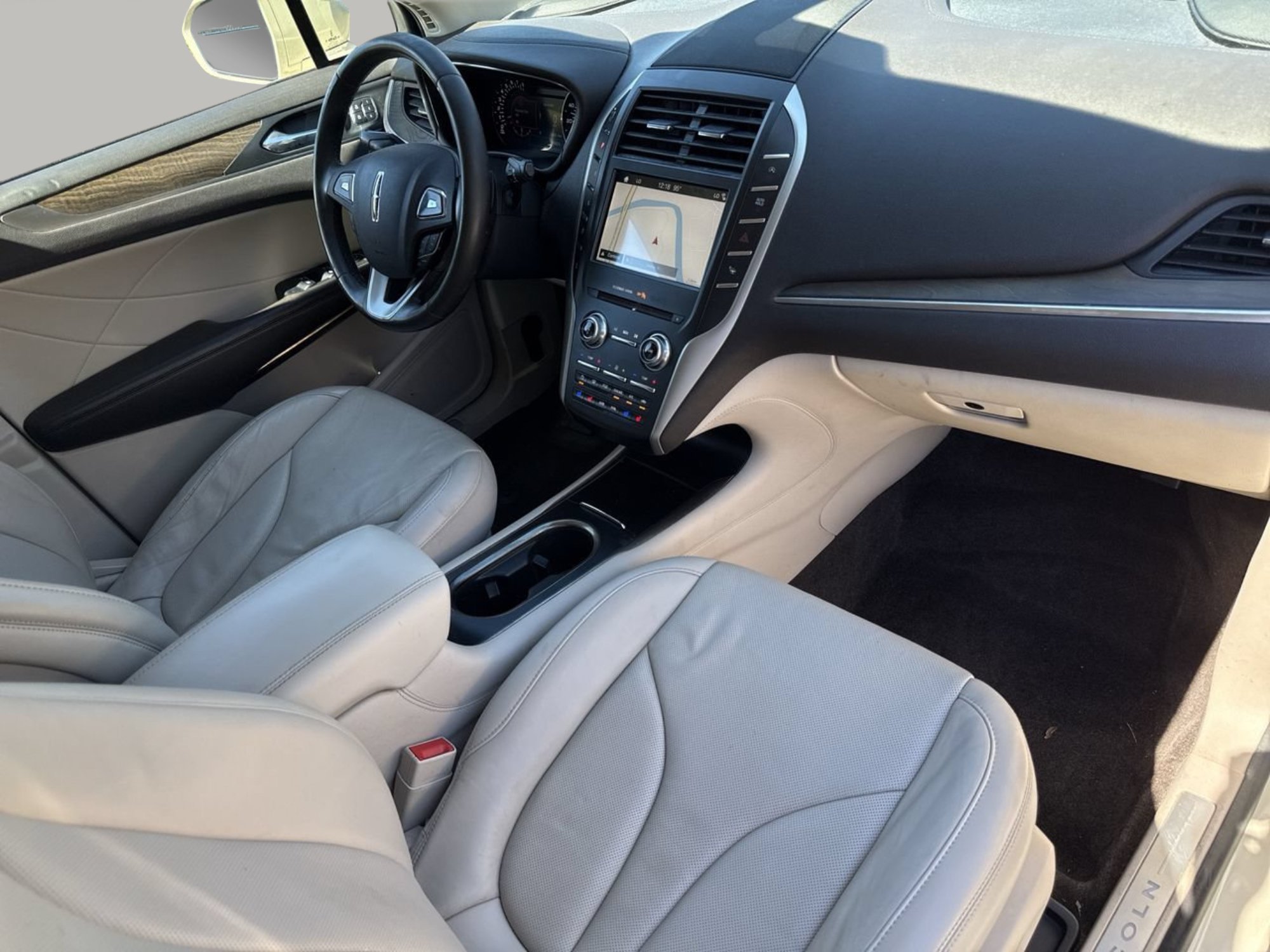 Used 2018 Ivory Pearl Lincoln Reserve image 12